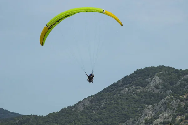 Ein Mann Mit Einem Fallschirm Fliegt Über Die Berge Parasailin — Stockfoto