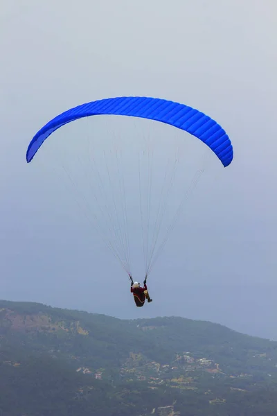 Een Man Een Parachute Vliegen Bergen Parasailin — Stockfoto