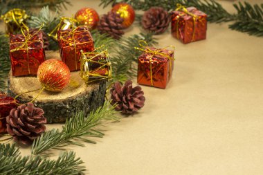 Noel hediyeleri, Noel ağaçları, çarpmak, dal içinde kırmızı ambalaj kutuları