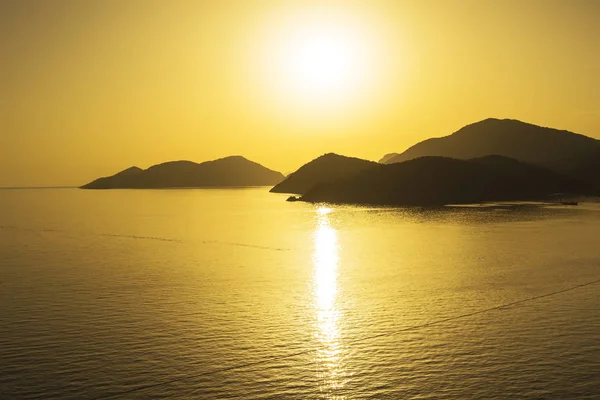 Paisaje Mediterráneo Puesta Sol Mar Con Rayos Color Brillante Que —  Fotos de Stock
