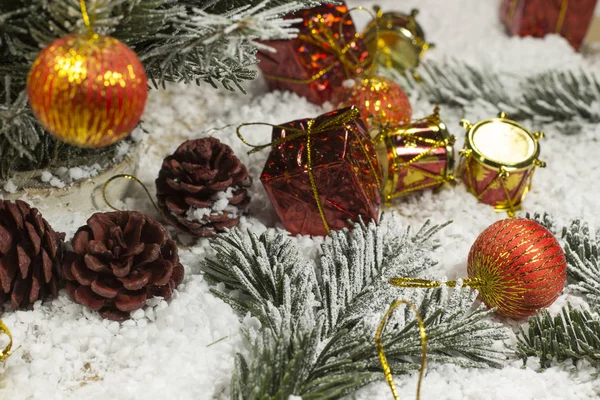 Cadeaux Emballage Rouge Cônes Sapin Boules Rouges Dans Neige — Photo