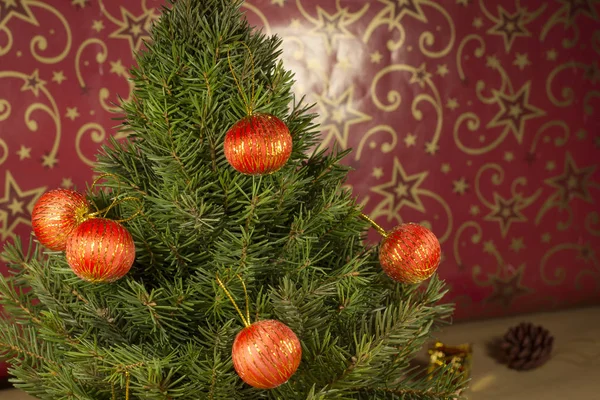 Kırmızı Bir Arka Plan Üzerinde Oyuncaklar Ile Noel Ağacı — Stok fotoğraf