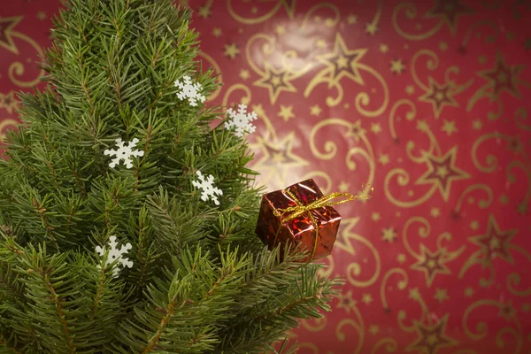 Arbre Noël Avec Jouets Sur Fond Rouge — Photo