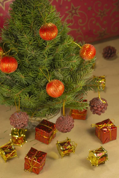 Árvore Natal Com Brinquedos Backgroun Vermelho — Fotografia de Stock