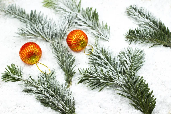 Kırmızı Topları Kar Üzerinde Bir Noel Ağacı Dalları — Stok fotoğraf