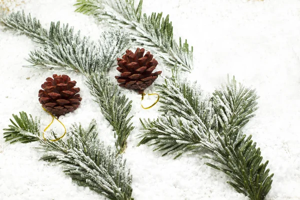 Zapfen Und Äste Eines Weihnachtsbaums Schnee Nahaufnahme — Stockfoto