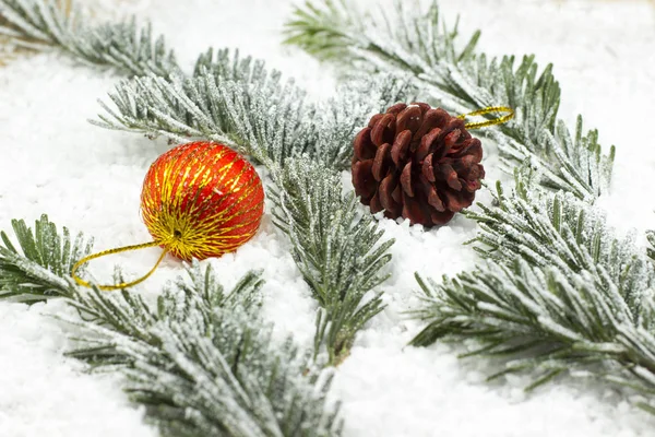 Cadeaux Noël Brins Arbres Noël Boîtes Emballage Rouge Sur Sno — Photo