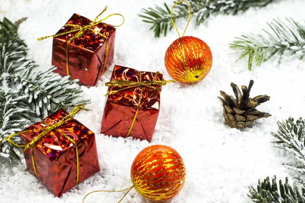 Noel Hediyeleri Noel Ağaçları Kırmızı Sno Üzerinde Ambalaj Kutularında Dal — Stok fotoğraf