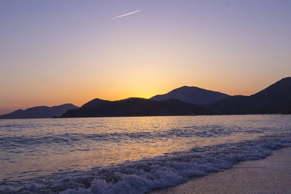 Akdeniz Manzara Günbatımı Parlak Akan Ile Denizde Bulutların Arasından Güneş — Stok fotoğraf