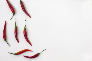 Beyaz zemin üzerine biber. Üstten görünüm. Metin için yer