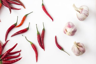 Kırmızı biber biber ve sarımsak beyaz bir arka plan üzerinde