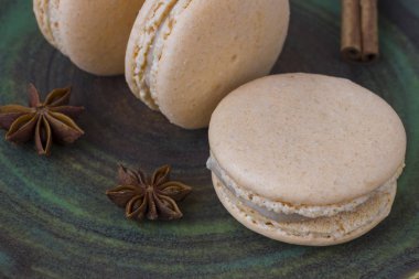 Tatlı macarons ve anason yeşil bir arka plan üzerinde yıldız. Kapat-u