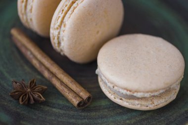 Tatlı macarons ve anason yeşil bir arka plan üzerinde yıldız. Kapat-u