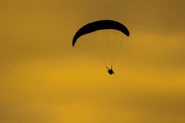 Skydiver sarı gökyüzünde. Gün batımı. Arka plan