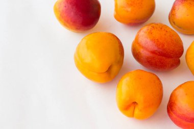 Beyaz arkaplanda kayısılar