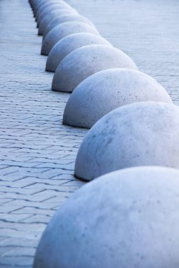 Kaldırımda beton yarıküre