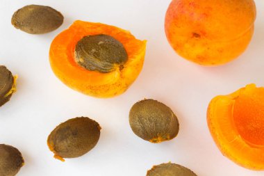 Kayısı ve kayısı çekirdekleri bir beyaz