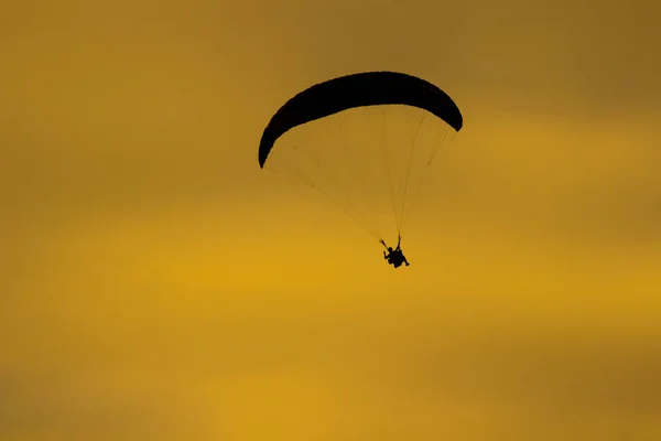 Skydiver Gele Hemel Zonsondergang Achtergrond — Stockfoto