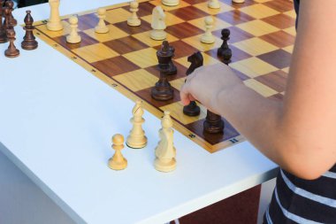  bir satranç parça satranç tahtası üzerinde tutan el
