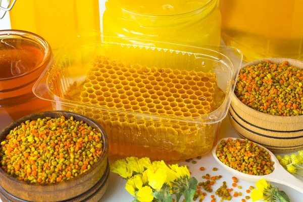 Honigwaben Und Honiggläser Pollen Holzkisten Und Gelben Blüten — Stockfoto
