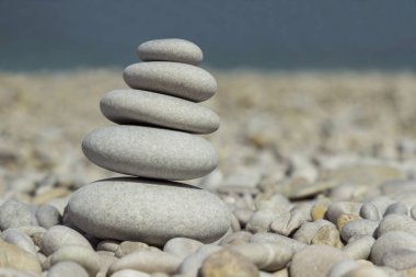 Gri çakıl: taş cairn kule, dengeli taşlar, zen sculptur