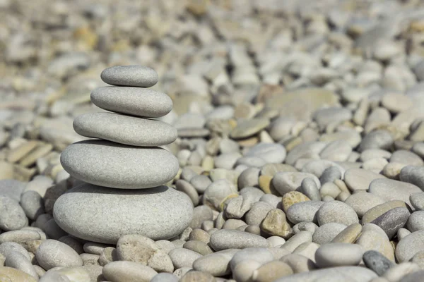 Graue Kieselsteine Steinhöhlenturm Gleichgewichtssteine Zen Skulptur — Stockfoto