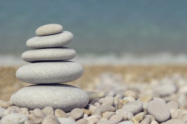 Gri çakıl: taş cairn kule, dengeli taşlar, zen sculptur