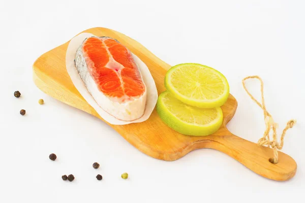 Sepotong Salmon Mentah Dan Dua Potong Lemon Papan Potong Latar — Stok Foto