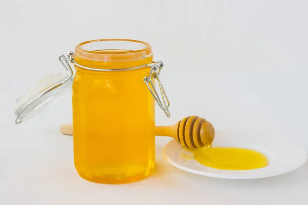 Tarro Con Miel Sobre Fondo Blanco Cuchara Miel Salsa Blanca —  Fotos de Stock