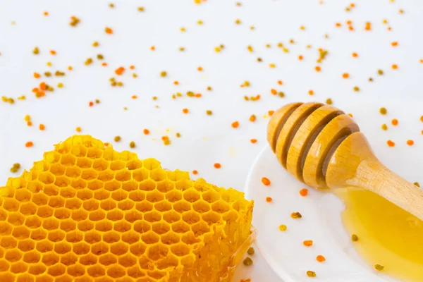 Honigwaben Und Honigdipper Auf Weißem Hintergrund Sind Verstreute Pollen — Stockfoto