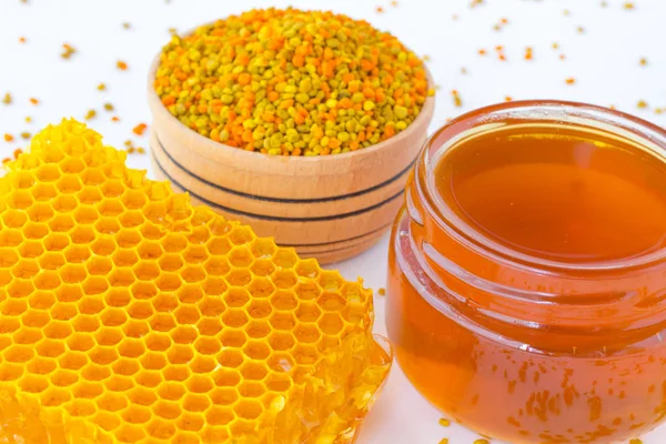 Waben Ein Glas Mit Dunklem Honig Und Pollen Weißer Hintergrund — Stockfoto
