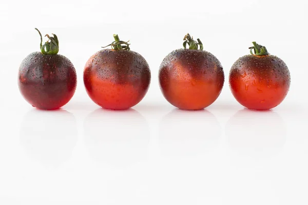 Dunkelrote Tomaten Mit Wassertropfen Auf Weißem Hintergrund — Stockfoto