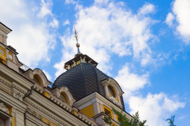 Kubbe mavi gökyüzü arka plan üzerinde ile bina parçası