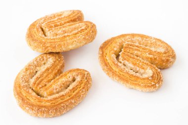 Beyaz zemin üzerine krema şeker kaplı kurabiye