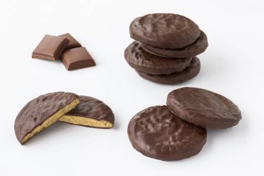 Beyaz arka plan üzerinde yuvarlak çikolata kurabiye