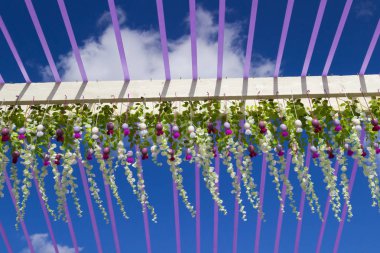 Wisteria mavi gökyüzü arka plan üzerinde çiçekler ile dekoratif kemer