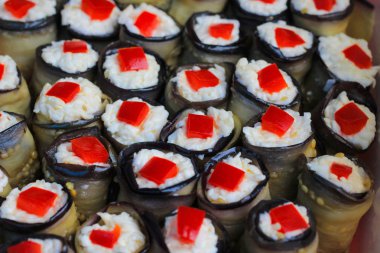 Kızarmış patlıcan peynir ile doldurulmuş. Hazır yemek. Üstten görünüm