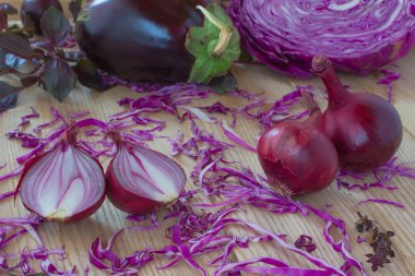 İki baş soğan, patlıcan ve mor fesleğen ve cabbadg iki yarısı mor soğan