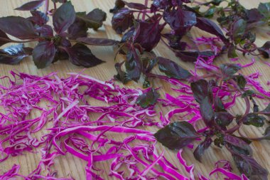 Mor lahana ve mor dal fesleğen masanın üzerine dilimlenmiş