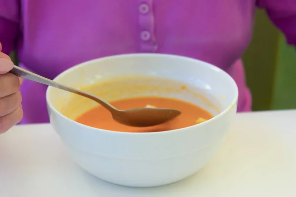 Une Assiette Soupe Citrouille Sur Table Cuillère Dans Une Assiette — Photo