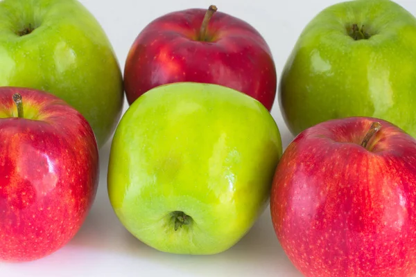 Grüne Und Rote Äpfel Liegen Einer Reihe Auf Weißem Hintergrund — Stockfoto