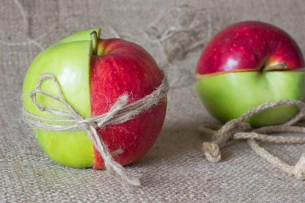 Die Hälfte Des Grünen Und Roten Apfels Ist Mit Einem — Stockfoto