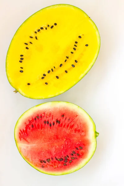 Zwei Hälften Roter Und Gelber Wassermelone Auf Weißem Hintergrund Top — Stockfoto