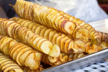 Patates cipsi, ince ahşap çubuk üzerinde dilimler halinde kesin. Yakın çekim