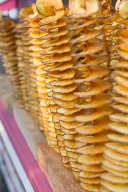 Lezzetli patates cipsi ince tahta sopa üzerinde. Dikey çerçeve. Arka plan bulanıklık