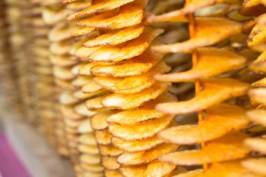 Lezzetli patates cipsi ince tahta sopa üzerinde. Arka plan bulanıklık