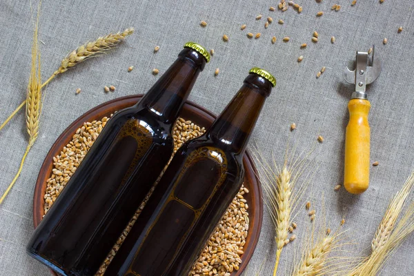 Zwei Glasflaschen Bier Keramikteller Mit Weizen Vorhanden Weizenstacheln Ansicht Von — Stockfoto