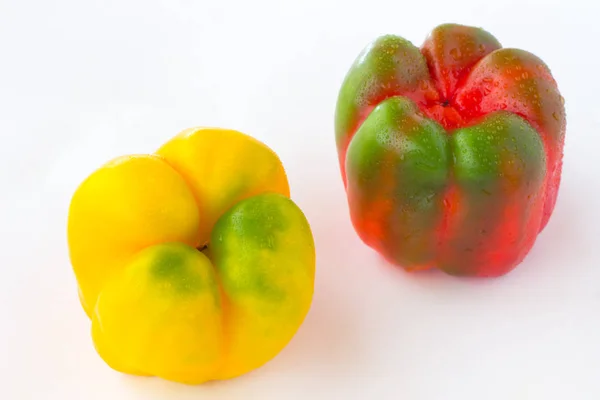 Rote Und Gelbe Paprika Auf Weißem Hintergrund Ansicht Von Oben — Stockfoto