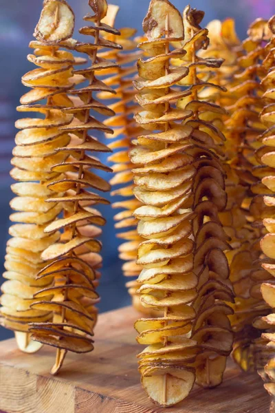 Altın cips ince tahta sopa üzerinde. Dikey çerçeve. Arka plan bulanıklık. Gıda arka plan