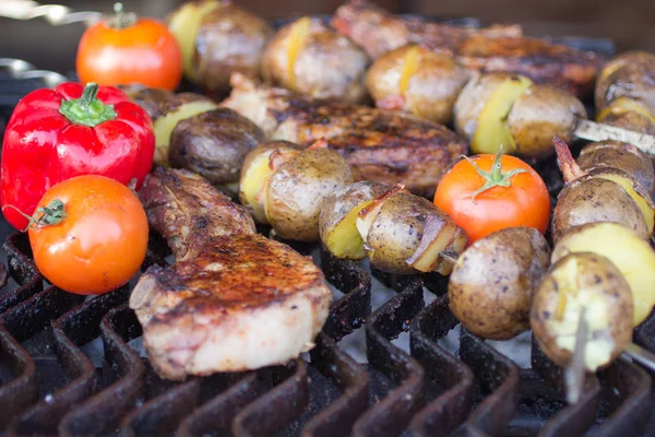 Sokak gıda: kırmızı domates, ızgara et ve patates. Yakın çekim